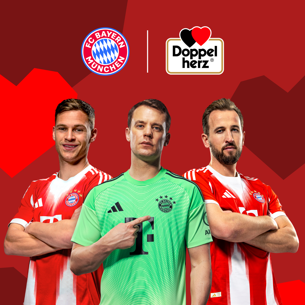 Tiga pemain FC Bayern München berdiri di depan latar belakang merah dengan bentuk hati geometris. Dari kiri ke kanan: Harry Kane, Jamal Musiala, dan Manuel Neuer. Di atas mereka terdapat logo FC Bayern München dan logo Doppelherz, yang menunjukkan kemitraan merek.